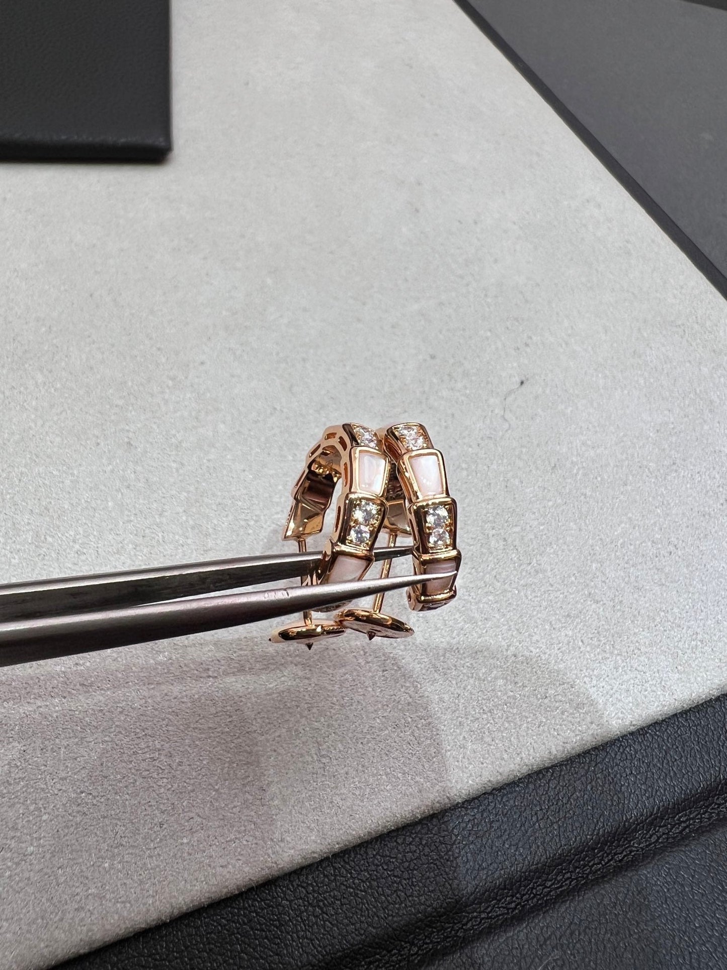 [valéa jewellery]SERPENTI MOP PINK GOLD EARRINGS