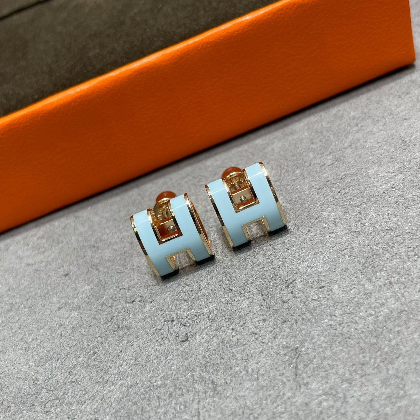 [Valéa jewellery]POP H SKY BLUE STUD EARRINGS