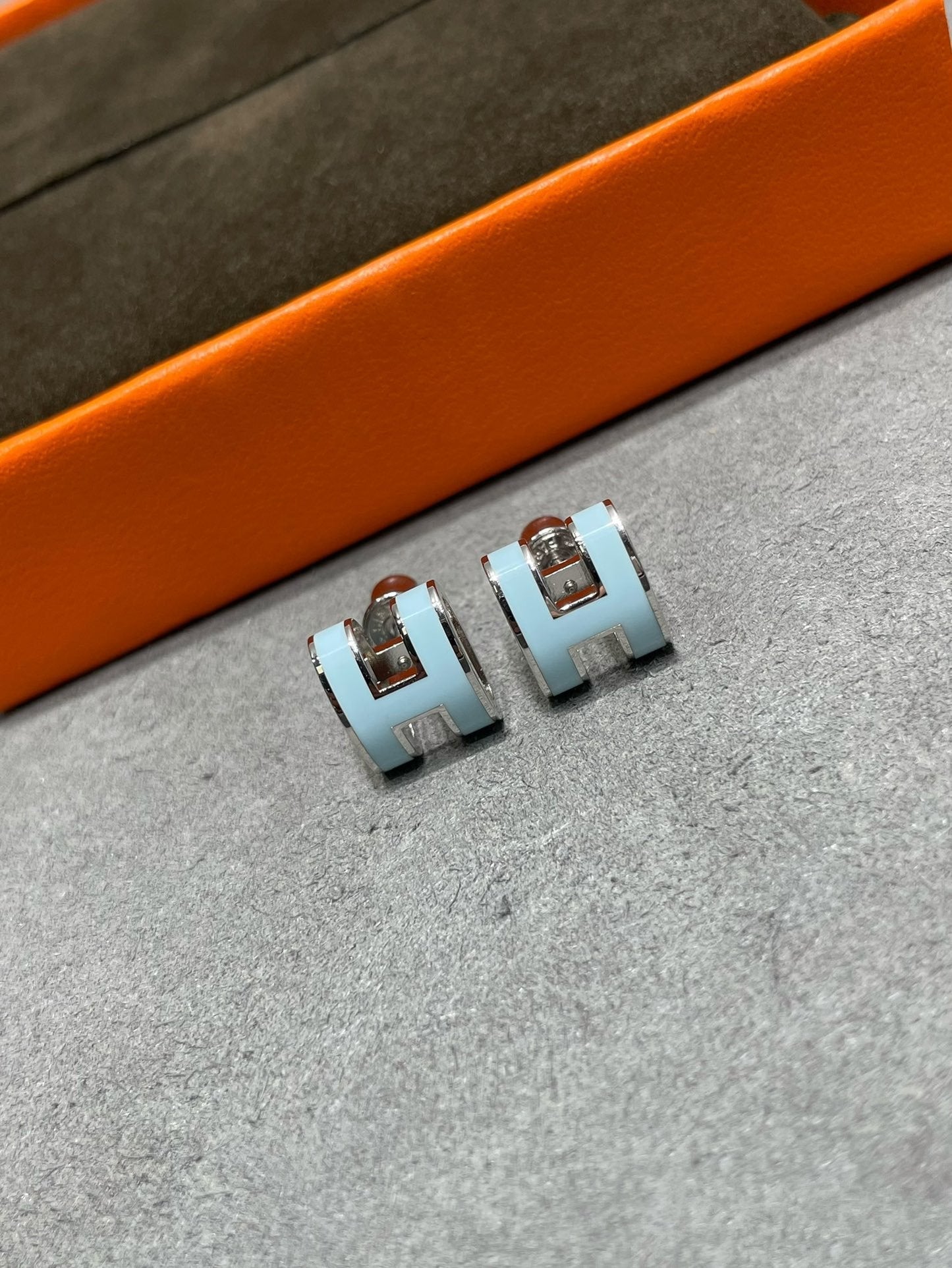 [Valéa jewellery]POP H SKY BLUE STUD EARRINGS