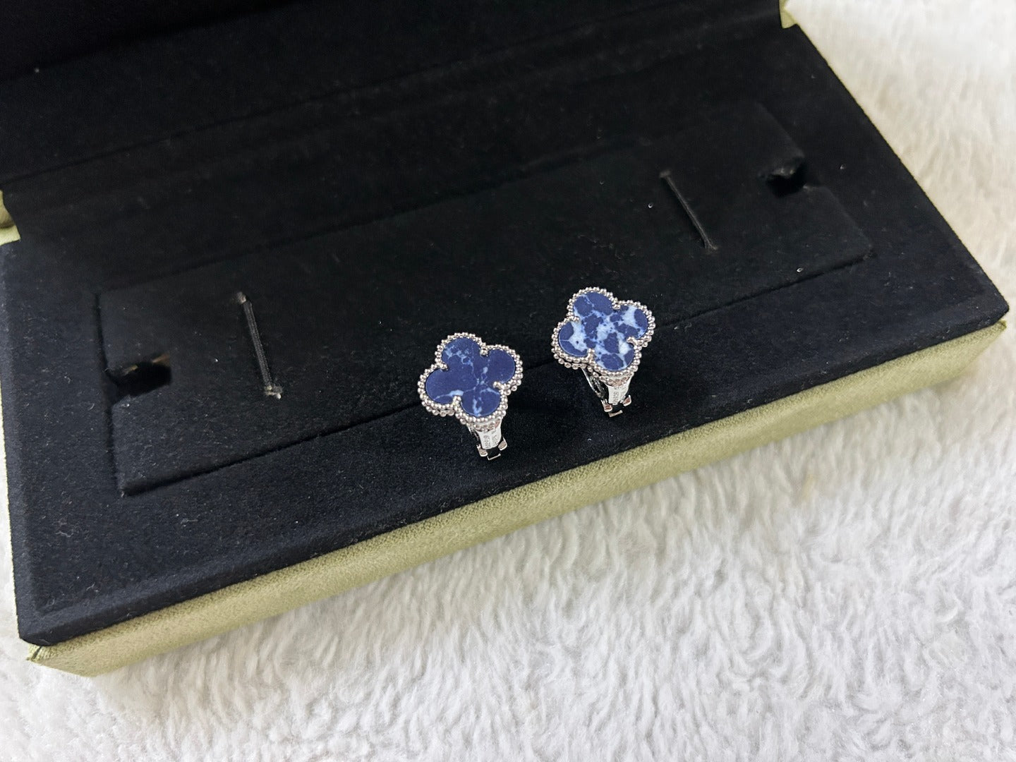 [Valéa jewellery]CLOVER PIETERSITE MEDIUM STUD EARRINGS