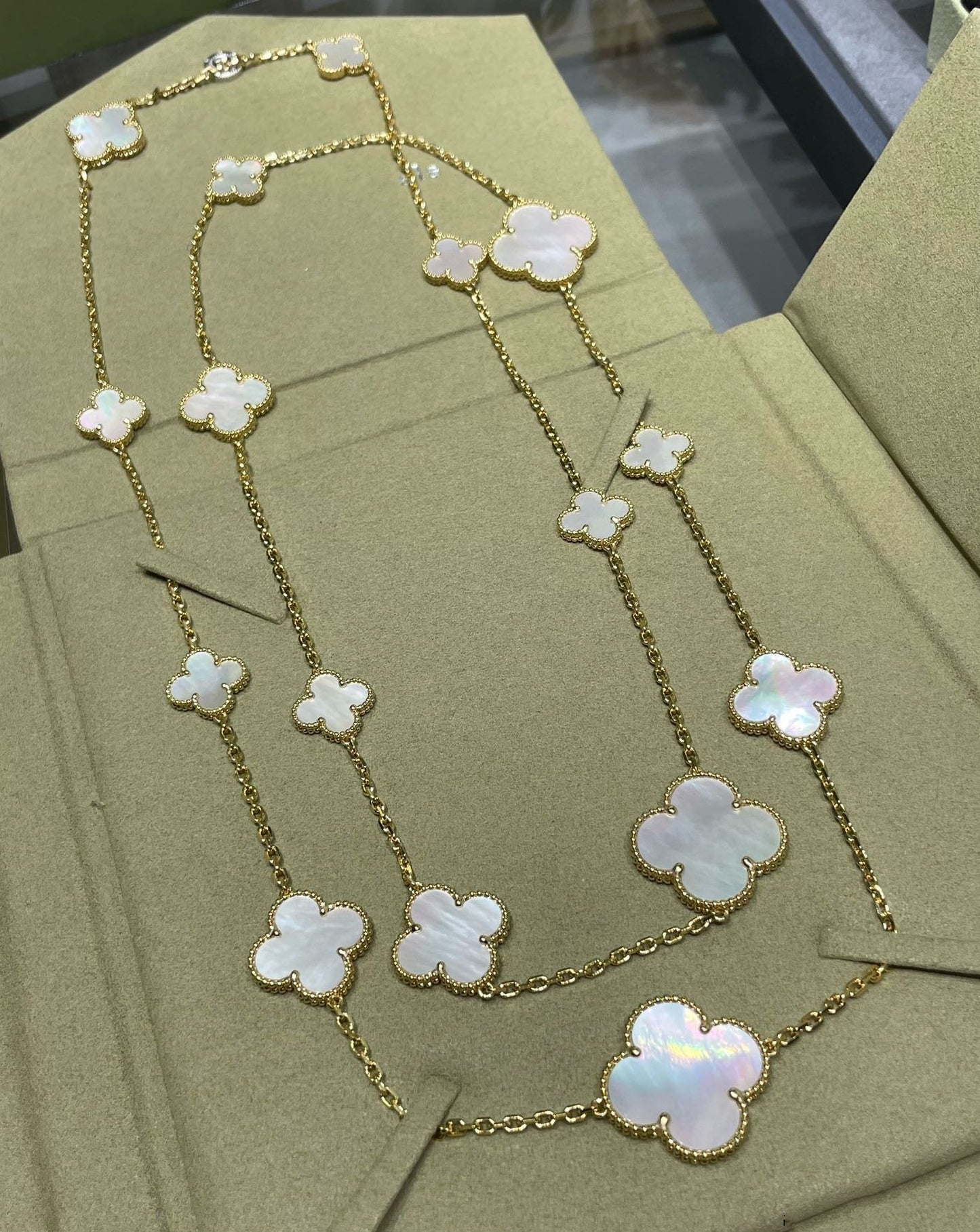 [Valéa jewellery]CLOVER 16 MOTIF WHITE MOP GOLD NECKLACE