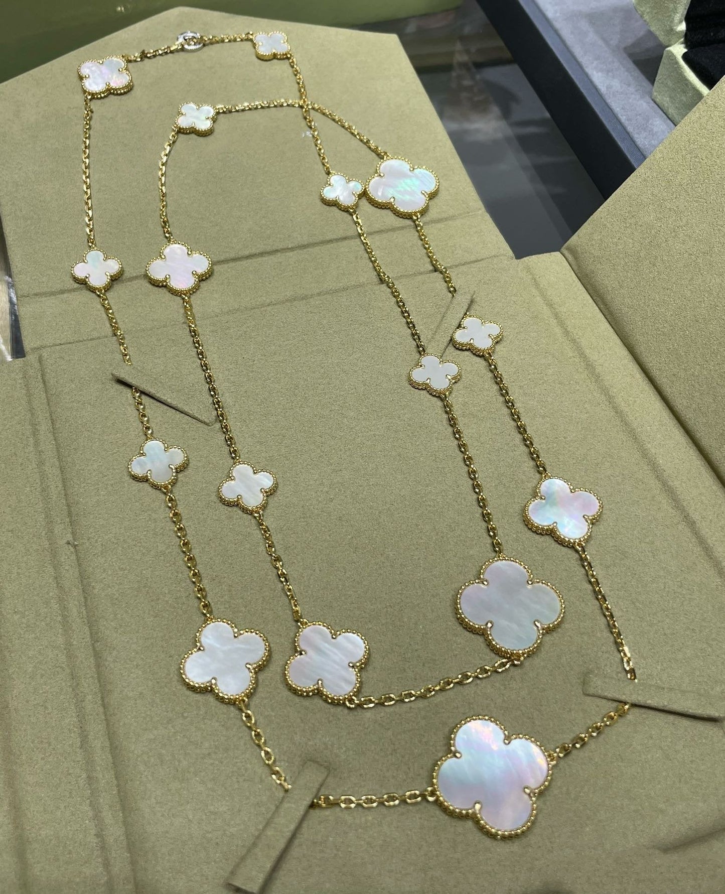 [Valéa jewellery]CLOVER 16 MOTIF WHITE MOP GOLD NECKLACE