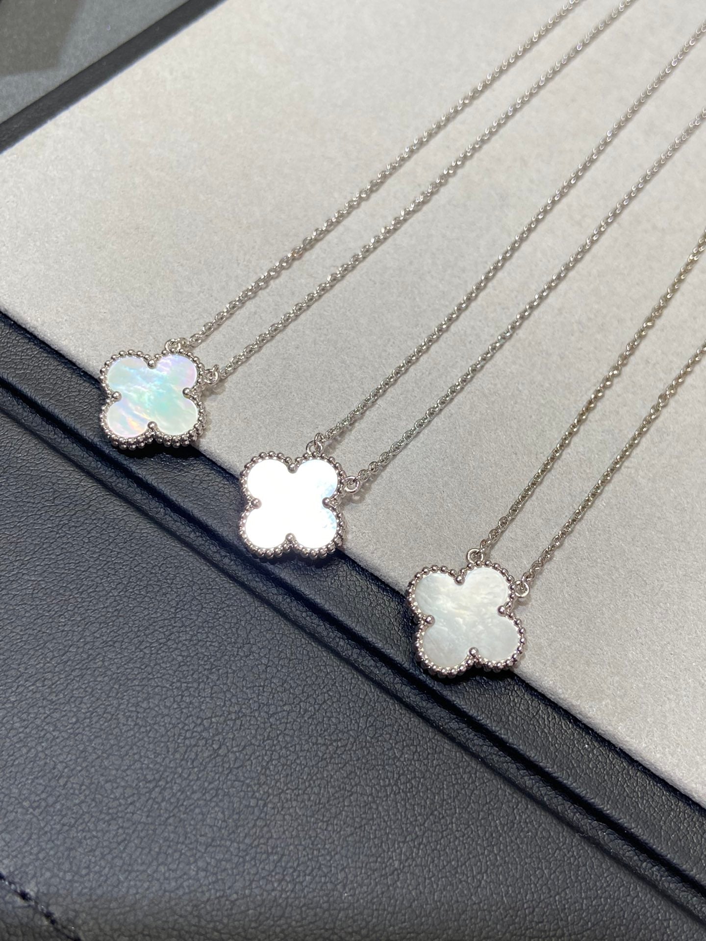 [Valéa jewellery]CLOVER MEDIUM SILVER WHITE MOP NECKLACE