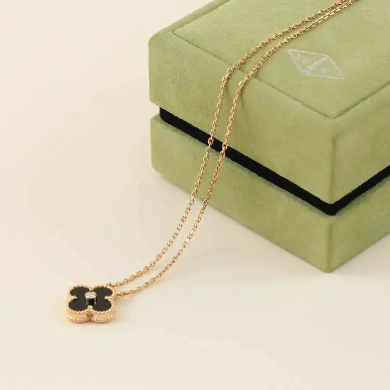 [Valéa jewellery]CLOVER 15MM DIAMOND ONYX NECKLACE