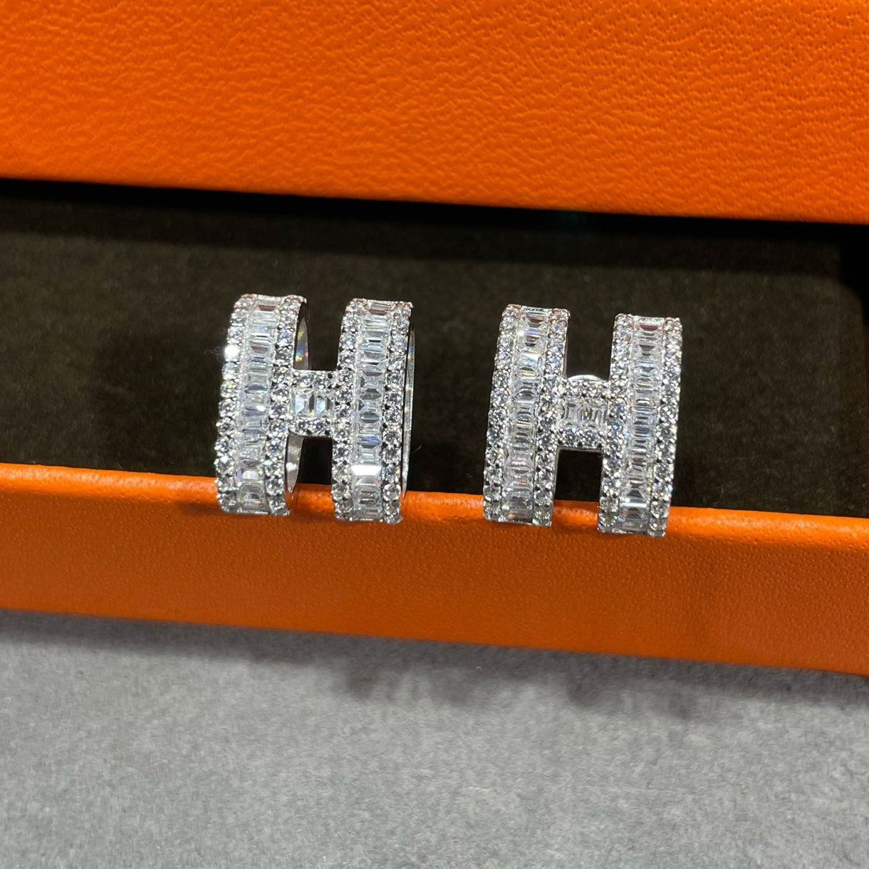 [Valéa jewellery]H STUD EARRINGS WITH SILVER DIAMONDS