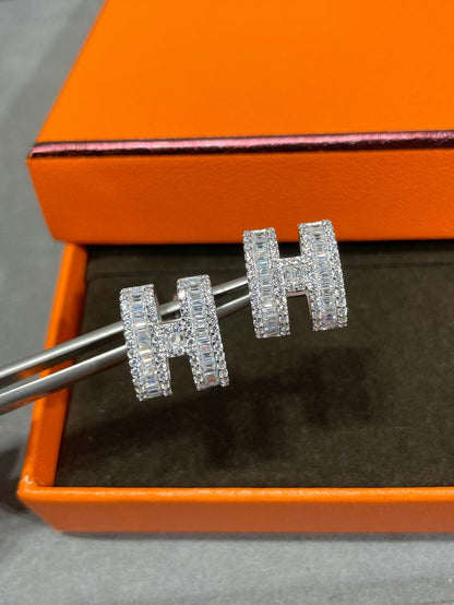 [Valéa jewellery]H STUD EARRINGS WITH SILVER DIAMONDS