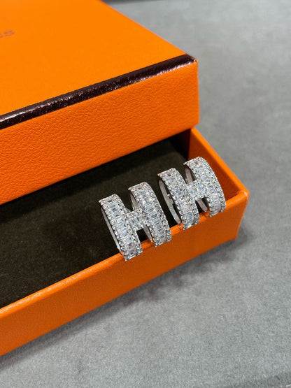 [Valéa jewellery]H STUD EARRINGS WITH SILVER DIAMONDS