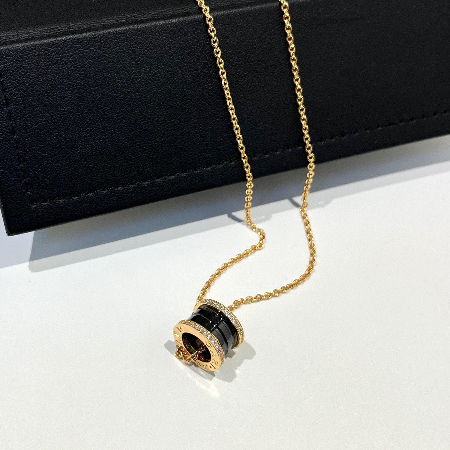 [valéa jewellery]ZERO 1 BLACK CERAMIC DIAMOND PINK GOLD NECKLACE